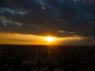 Obraz premium The sun of the orange and the dark earth and cloud