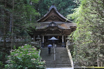 歴史を感じさせる古刹の参拝所