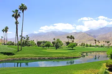 Grüne Oase in der Wüste - Golfplatz mit Palmen und Teich/Fluss in Palm Spring. © Klara