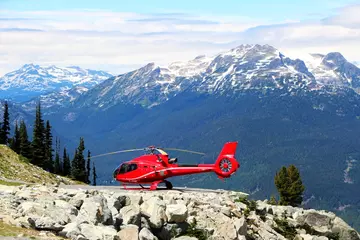 Rollo Blick auf den roten Hubschrauber vom Blackcomb Mountain in Whistler, BC. © Klara