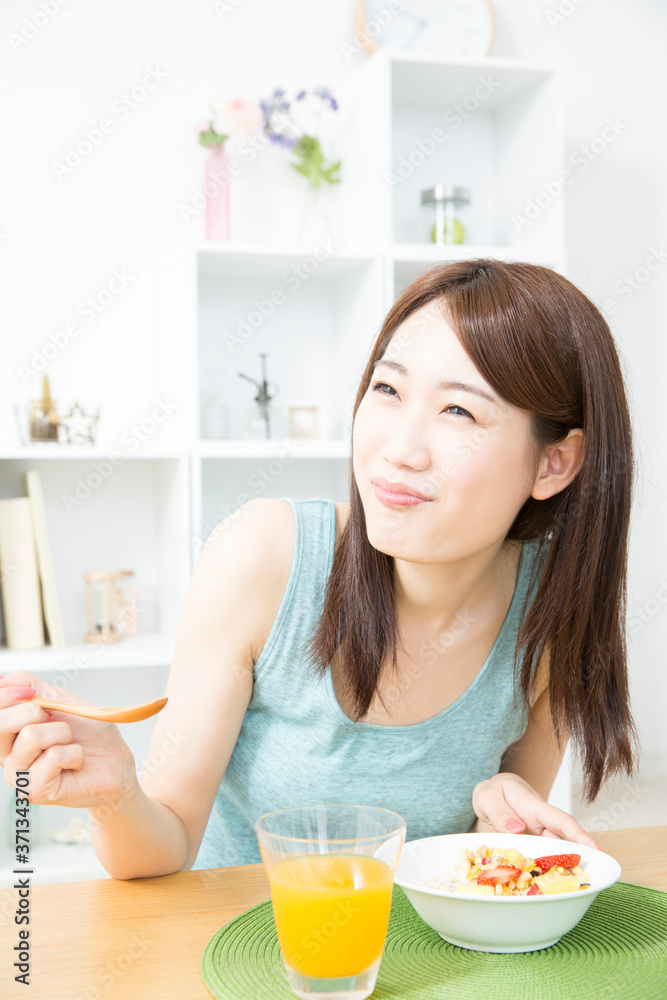 Poster グラノーラを食べる女性