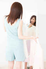 Obraz premium 洋服を選ぶ女性