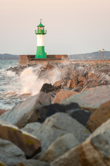 Obraz premium Deutschland, Mecklenburg-Vorpommern, Sassnitz, Leuchtturm an der Hafenausfahrt von Sassnitz auf der Insel Rügen, Ostsee