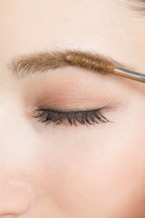 眉マスカラを塗る女性