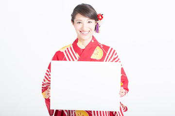 メッセージボードを持つ浴衣女性