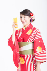 スマホを見る浴衣姿の女性