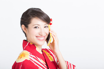スマホで電話する浴衣姿の女性