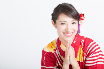 頼み事をする浴衣姿の女性