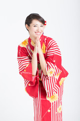 頼み事をする浴衣姿の女性