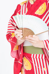 扇子と浴衣姿の女性