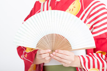 扇子と浴衣姿の女性