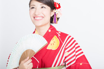扇子と浴衣姿の女性