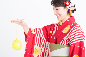 水風船と浴衣姿の女性