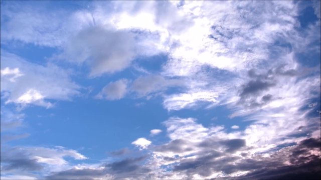 雲の漂う青空