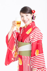ビールと浴衣姿の女性