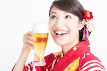 ビールと浴衣姿の女性