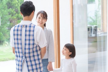 Fototapeta premium アジア人 保育士と親子 