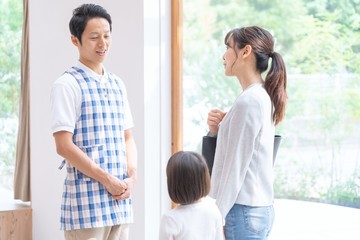 Fototapeta premium アジア人 保育士と親子 