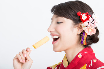 アイスを食べる浴衣女性
