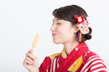 アイスを食べる浴衣女性