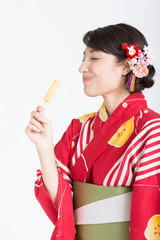 アイスを食べる浴衣女性