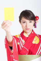 イエローカードを持つ女性
