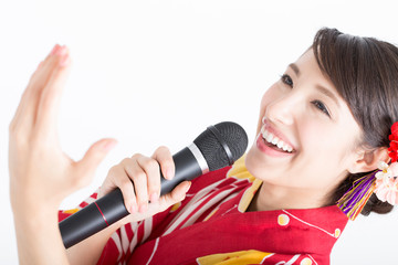 浴衣を着て歌う女性