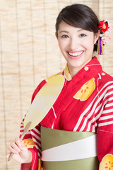 うちわを扇ぐ浴衣姿の女性