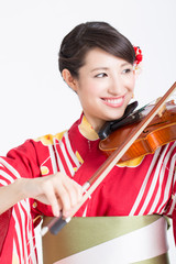 バイオリンを弾く浴衣姿の女性