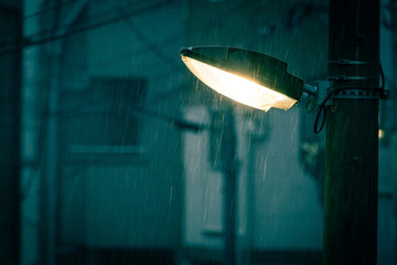 Fototapeta na wymiar 雨の中で光る街灯