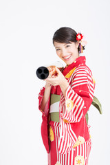 バズーカクラッカーと浴衣女性