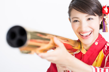 バズーカクラッカーと浴衣女性