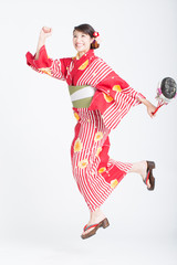ジャンプをする浴衣姿の女性