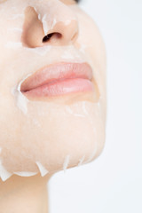 パックをする女性