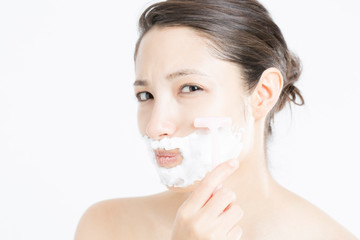 顔の産毛を剃る女性