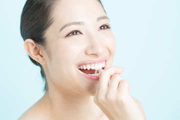 Obraz premium 歯間ブラシをする女性