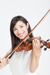 バイオリンを弾く女性