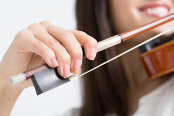 バイオリンを弾く女性