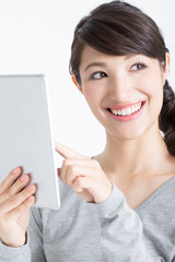 タブレットPCを見る女性