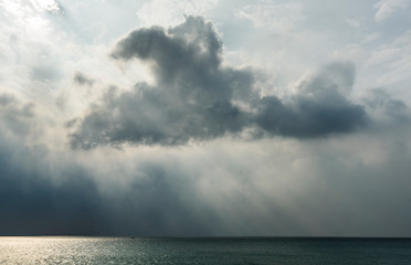 Obraz premium Dramatic sky with stormy clouds above the sea