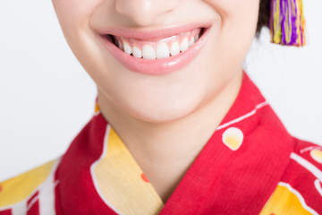 笑顔の着物の女性