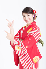 指差しをする浴衣姿の女性