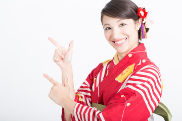 指差しをする浴衣姿の女性