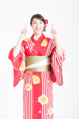 指差しをする浴衣姿の女性