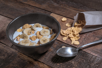 hojuelas de maíz con leche y trozos de plátano para el desayuno