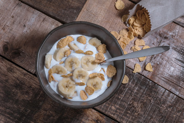 hojuelas de maíz con leche y trozos de plátano para el desayuno