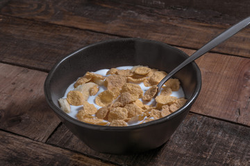 hojuelas de maíz con leche y trozos de plátano para el desayuno