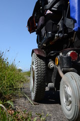 Elektrischer Rollstuhl im Feld © Lea