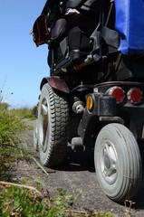 Elektrischer Rollstuhl im Feld © Lea