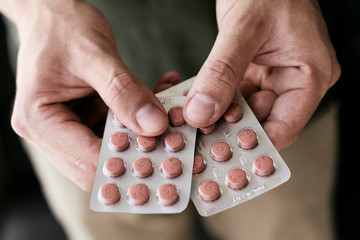 Person mit Tabletten in der Hand